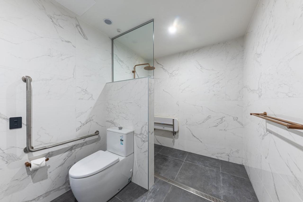 Galaxy Boutique Hotel Lake Tekapo Buitenkant foto A wet room in a residential bathroom