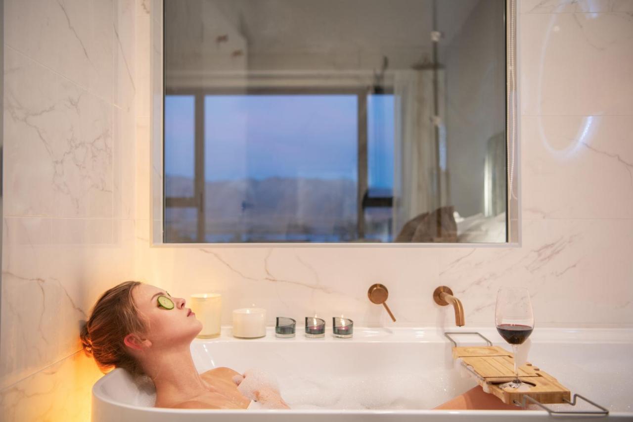 Galaxy Boutique Hotel Lake Tekapo Buitenkant foto A woman relaxing in a bathtub